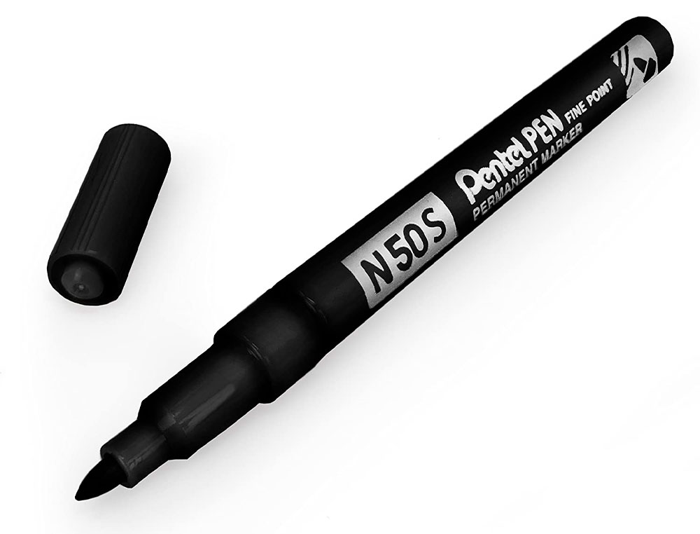 MARQUEUR PENTEL PERMANENT N50S CORPS METAL POINTE CONIQUE TRES FINE ENCRE INDELEBILE TOUS SUPPORTS NOIRE