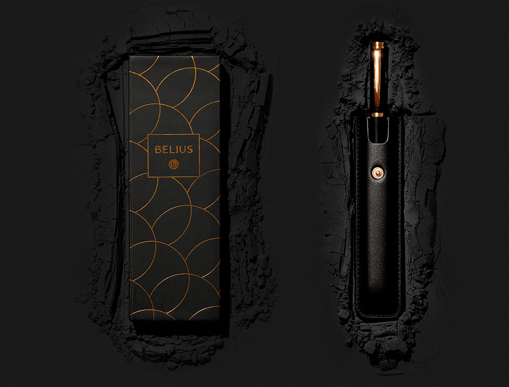 STYLO-PLUME BELIUS PASSION ALUMINIUM BROSSE ATTRIBUTS OR ENCRE BLEUE COLORIS NOIR DANS COFFRET CADEAU