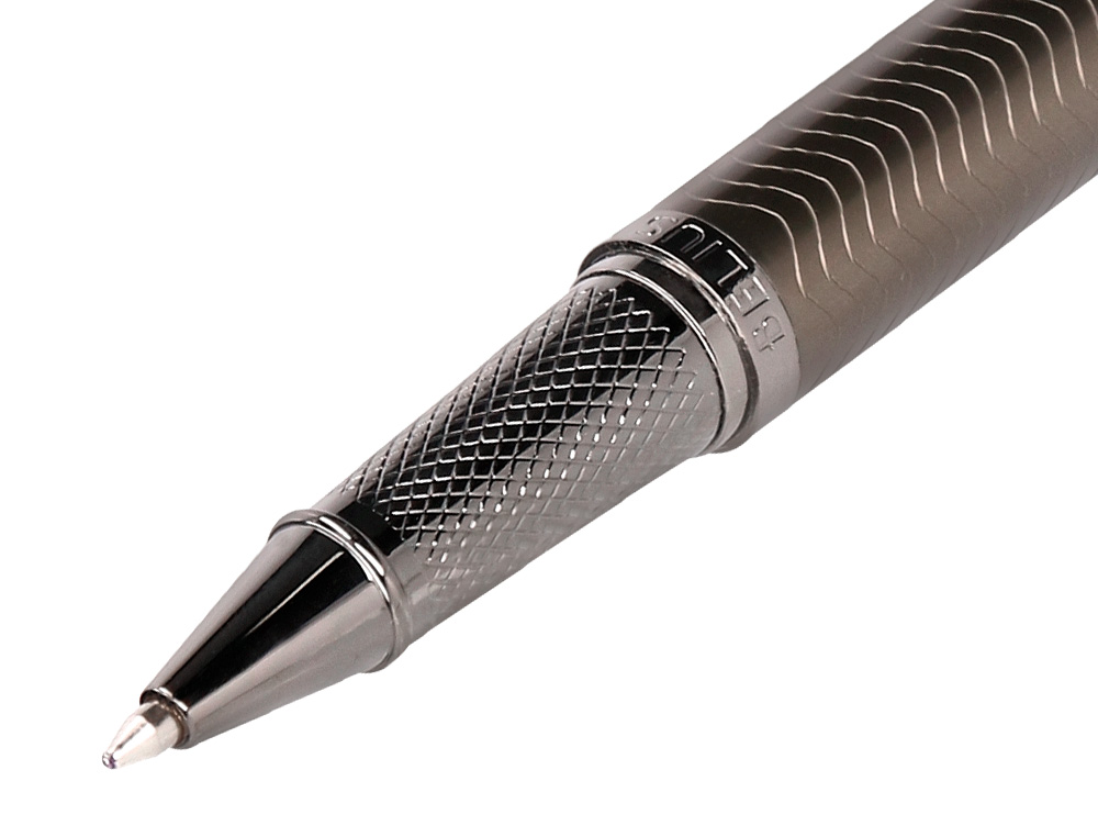 STYLO-BILLE BELIUS NEPTUNO ALUMINIUM TEXTURE ONDULEE ATTRIBUTS GUN ENCRE BLEUE COLORIS KAKI DANS COFFRET CADEAU