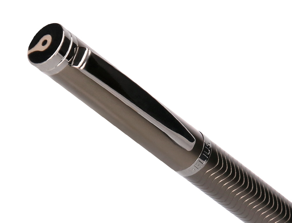 STYLO-BILLE BELIUS NEPTUNO ALUMINIUM TEXTURE ONDULEE ATTRIBUTS GUN ENCRE BLEUE COLORIS KAKI DANS COFFRET CADEAU