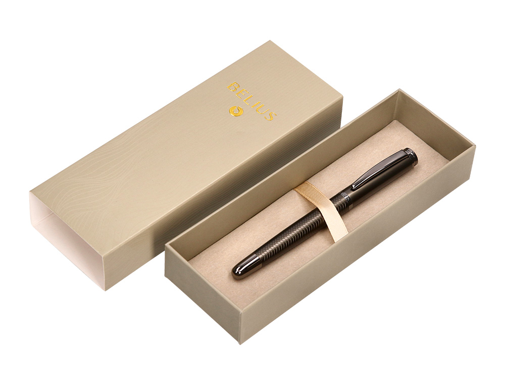 STYLO-BILLE BELIUS NEPTUNO ALUMINIUM TEXTURE ONDULEE ATTRIBUTS GUN ENCRE BLEUE COLORIS KAKI DANS COFFRET CADEAU