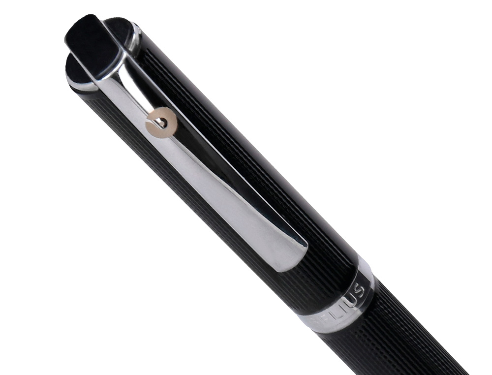 ROLLER BELIUS TURBO ALUMINIUM TEXTURE POINTILLEE ATTRIBUTS  ARGENT ENCRE BLEUE COLORIS    NOIR DANS COFFRET CADEAU