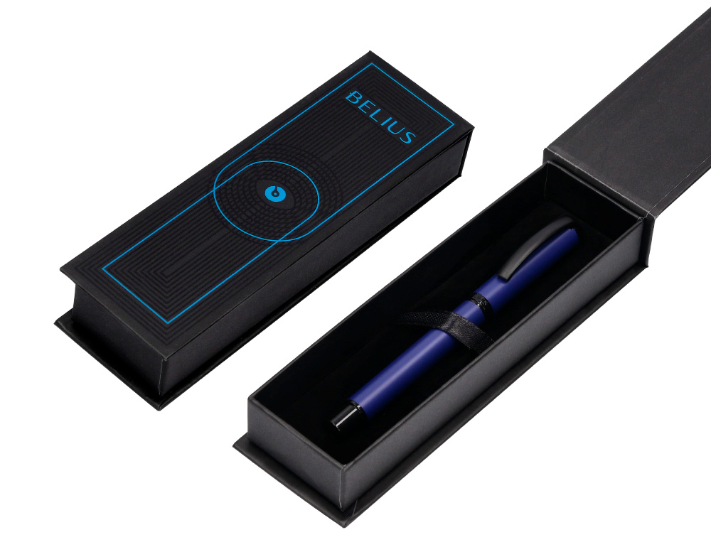 ROLLER BELIUS TURBO ALUMINIUM TEXTURE POINTILLEE ATTRIBUTS NOIR ENCRE BLEUE COLORIS BLEU DANS COFFRET CADEAU