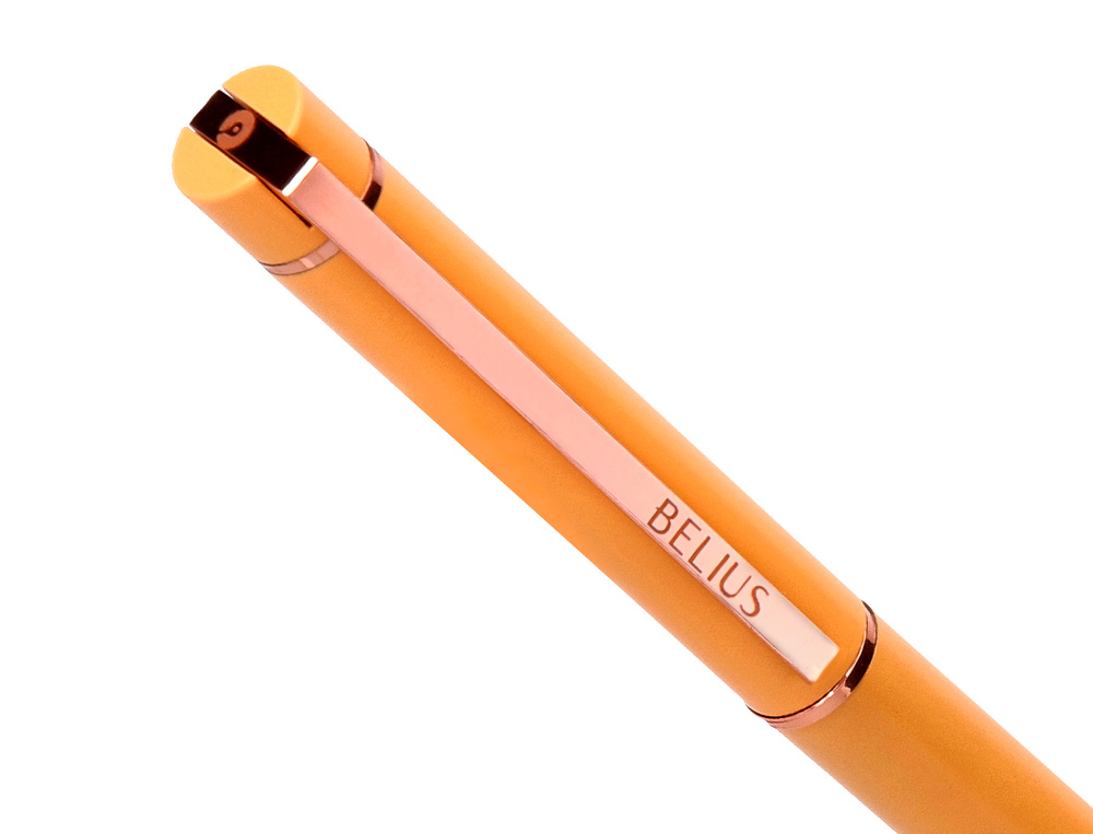 STYLO-BILLE BELIUS ROSE ALUMINIUM DETAILS ET ATTRIBUTS OR ROSE ENCRE BLEUE COLORIS ORANGE DANS COFFRET CADEAU