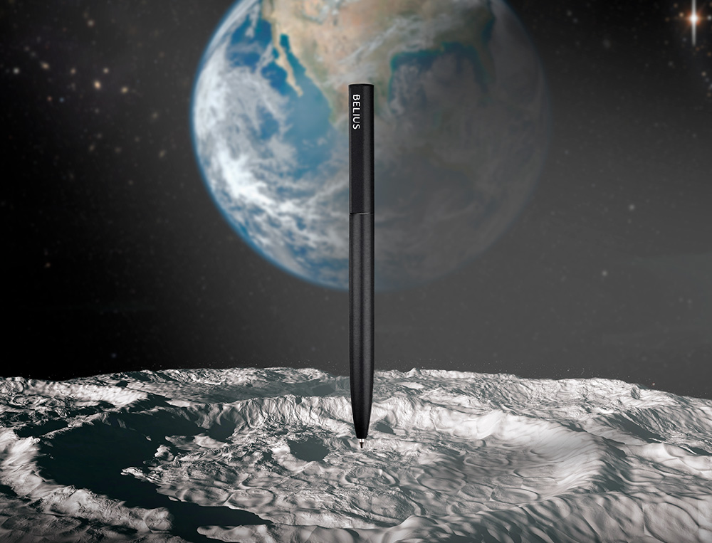 STYLO-BILLE BELIUS ROCKET B MONOCHROME SANS AGRAFE ENCRE BLEUE COLORIS NOIR DANS COFFRET CADEAU ORIGINAL CYLINDRIQUE
