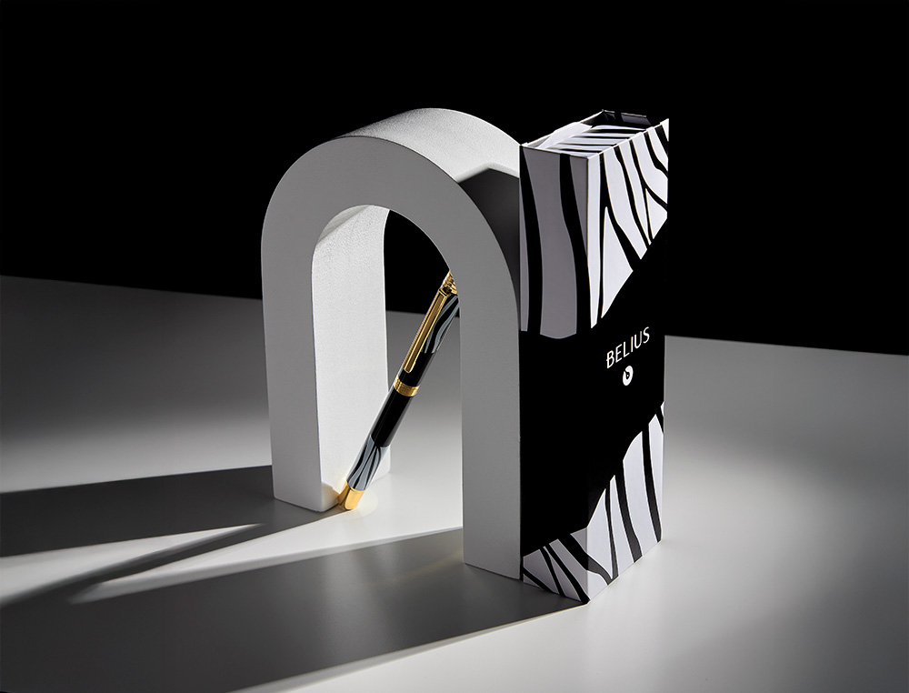 ROLLER BELIUS B&W ALUMINIUM ATTRIBUTS OR ENCRE NOIRE COLORIS NOIR ZEBRURES BLANCHES DANS COFFRET CADEAU