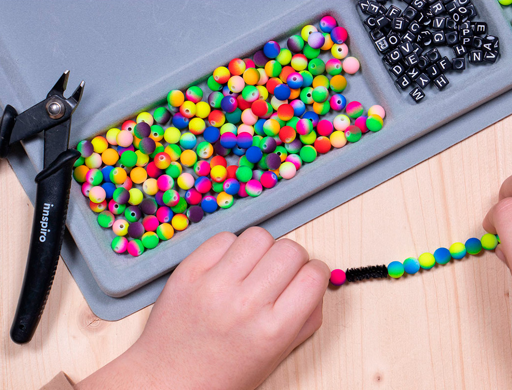 PERLE EN PLASTIQUE RONDES MULTICOLORE FLUOR             DIAMETRE 8MM BOCAL DE 800 UN