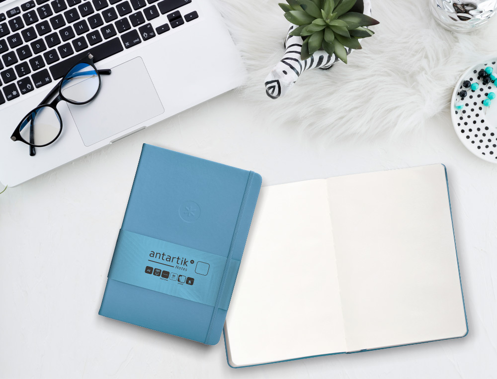 CARNET FERMETURE ELASTIQUE ANTARTIK NOTES COUVERTURE RIGIDE A5 PAPIER UNI IVOIRE 100 FEUILLES 80GR FSC BLEU CIEL
