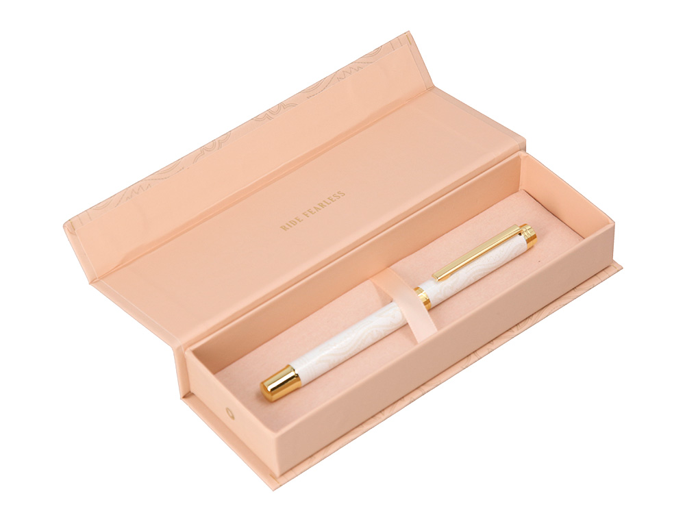 STYLO-BILLE BELIUS WILD WEST ALUMINIUM ENCRE NOIRE         ATTRIBUTS DORES COLORIS CREME COFFRET DESIGN