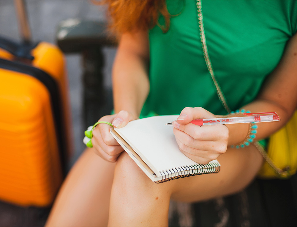 STYLO-BILLE Q-CONNECT CRITURE MOYENNE 0.5MM CORPS TRANSLUCIDE GRIP CAOUTCHOUC COLORIS ROUGE