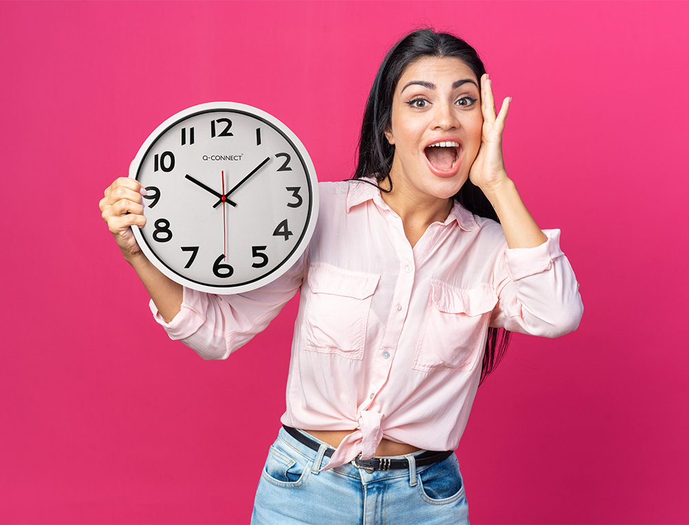 HORLOGE Q-CONNECT MURALE PLASTIQUE DESIGN ACTUEL NUMÉROS NOIRS FOND BLANC 1 PILE AA NON FOURNIE DIAMÈTRE 34CM CHROMÉ