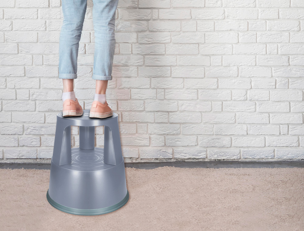 TABOURET Q-CONNECT PLASTIQUE ROUES CAOUTCHOUC RÉTRACTABLES 2 NIVEAUX BASE 44CM HAUTEUR 43CM POIDS 2.9KG COLORIS GRIS