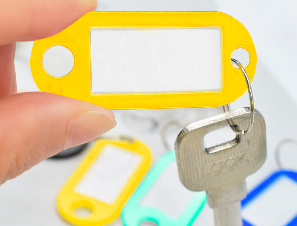 PORTE-CLÉS Q-CONNECT PORTE-ÉTIQUETTE PLASTIQUE 50X22MM COLORIS JAUNE PRÉSENTOIR 100 UNITÉS